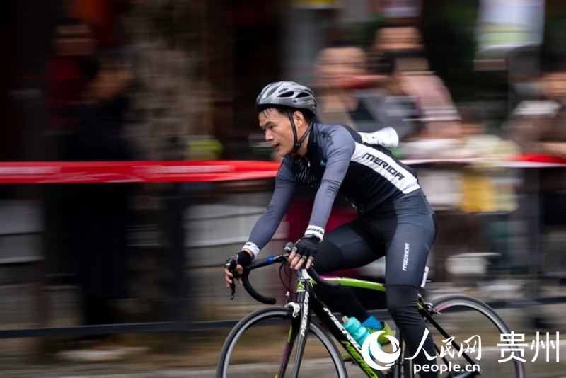 2023第七屆“多彩貴州”自行車聯(lián)賽總決賽男子公路精英組比賽現(xiàn)場。人民網(wǎng)記者 涂敏 攝