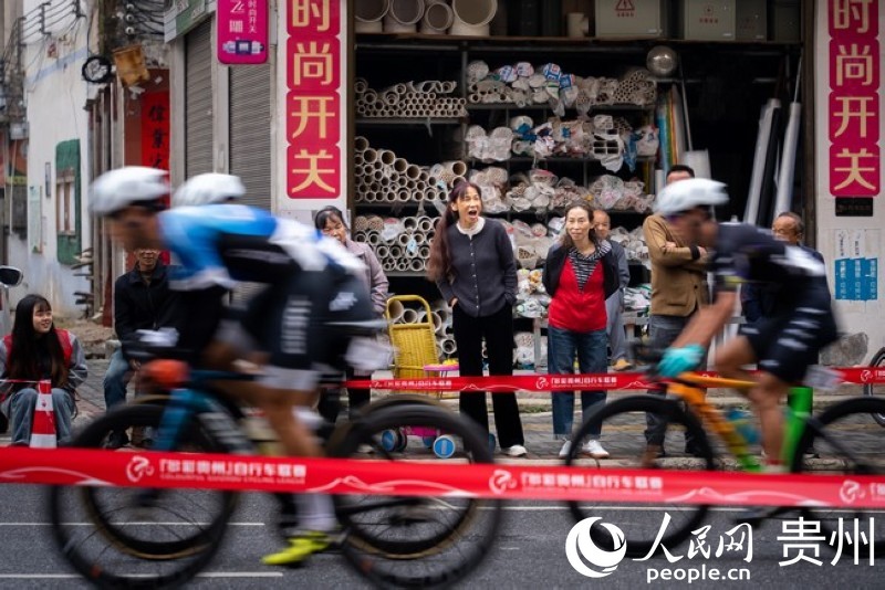 2023第七屆“多彩貴州”自行車聯(lián)賽總決賽男子公路精英組比賽現(xiàn)場(chǎng)，觀眾為運(yùn)動(dòng)員加油。人民網(wǎng)記者 涂敏 攝