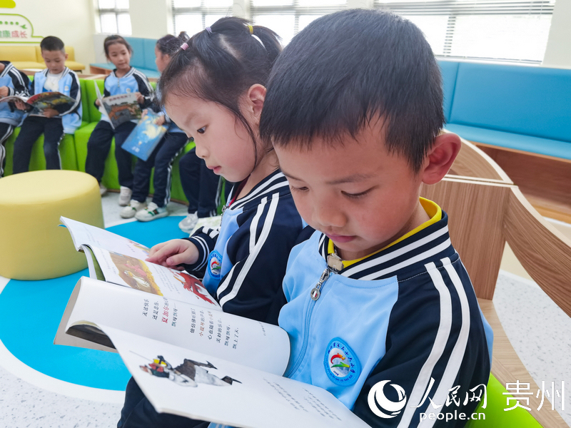 在銅仁市第二十六小學(xué)，孩子們正在“陽光書屋”內(nèi)認(rèn)真閱讀。人民網(wǎng) 王秀芳攝