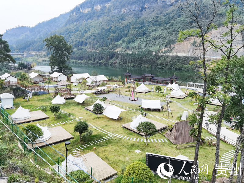 俯瞰九龍村星空露營基地。人民網(wǎng) 王秀芳攝