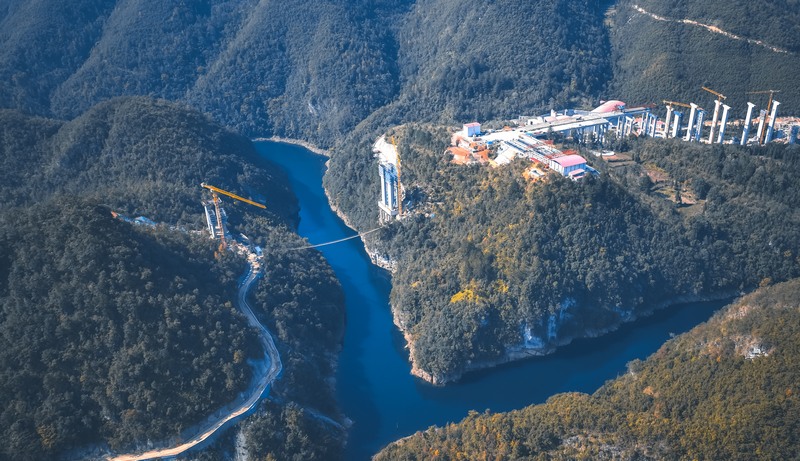 1.俯瞰建設(shè)中的曹渡河特大橋。廖迅攝.jpg