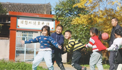 學(xué)生在課間玩游戲。