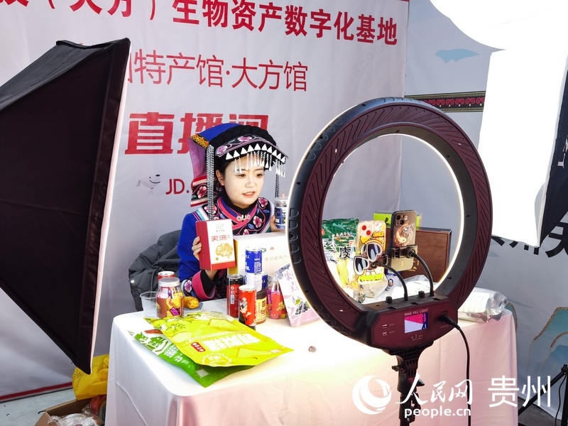 身著民族服飾的主播正在進行直播帶貨。人民網(wǎng) 王秀芳攝