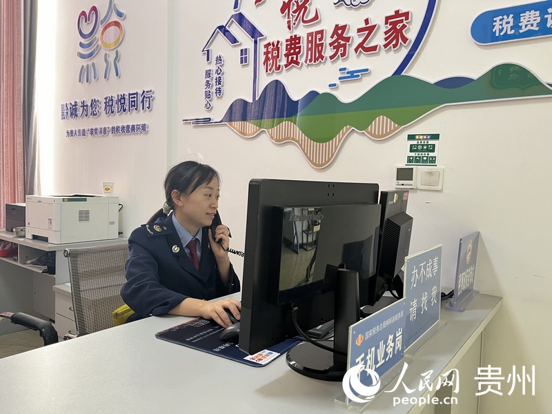 工作人員通過電話解答納稅人繳費(fèi)人疑惑。人民網(wǎng) 李麗萍攝