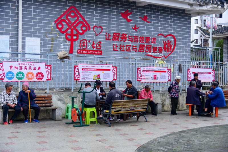 鵬程街道坪子社區(qū)廣場上，居民在休閑娛樂。汪沙攝