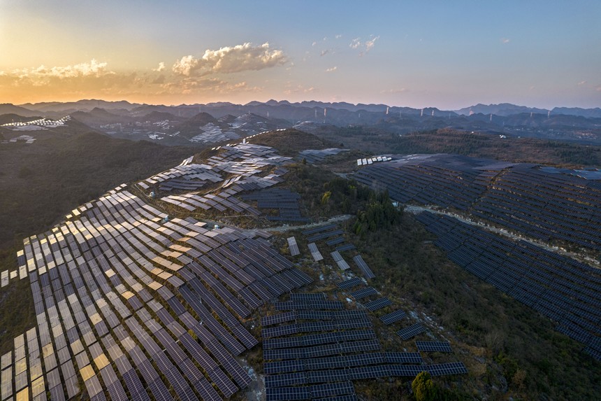 2023年12月14日拍攝的貴州省黔西市定新鄉(xiāng)石漠化荒山上建起的農(nóng)業(yè)光伏電站（無人機(jī)照片）。
