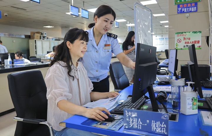 在辦稅服務(wù)廳設(shè)置多報(bào)合一體驗(yàn)臺(tái)由專人輔導(dǎo)，提高納稅人辦理質(zhì)效。皮婷攝