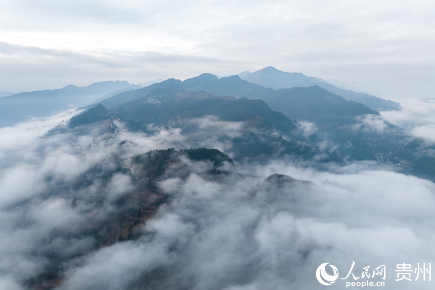 航拍云霧繚繞的石阡縣。人民網(wǎng)記者 涂敏攝
