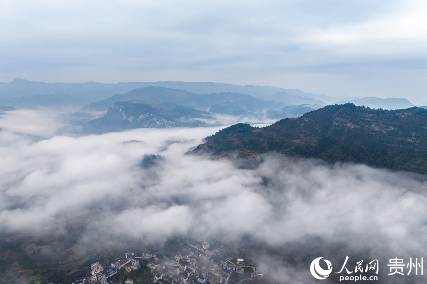 航拍云霧繚繞的石阡縣。人民網(wǎng)記者 涂敏攝