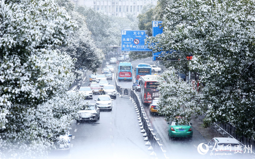 街道雪景。人民網(wǎng) 顧蘭云攝