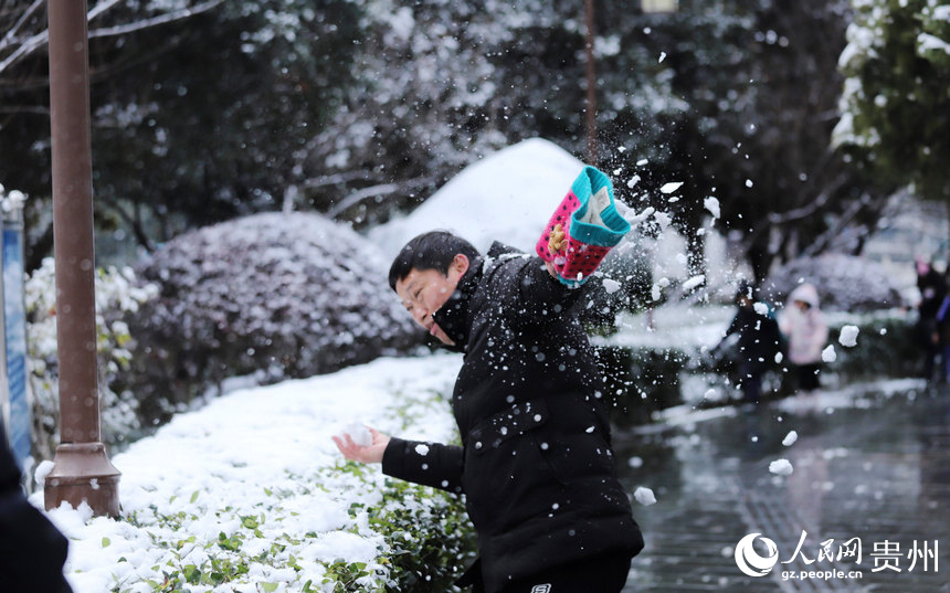 市民在打雪仗。人民網(wǎng) 顧蘭云攝