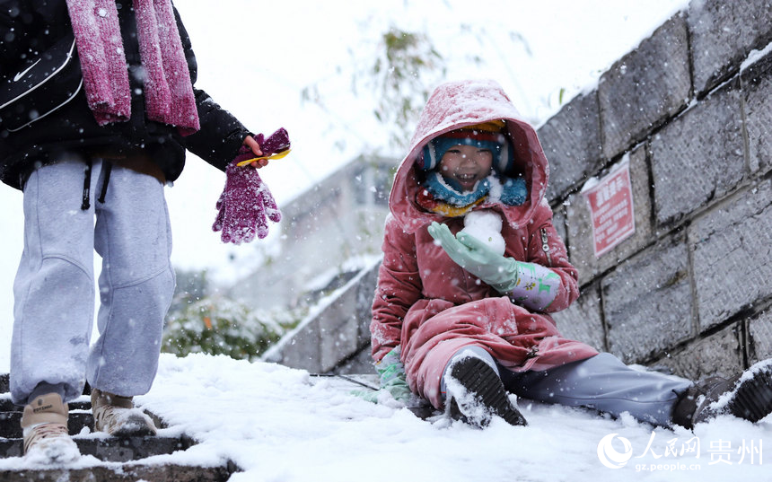小朋友在滑雪。人民網(wǎng) 顧蘭云攝