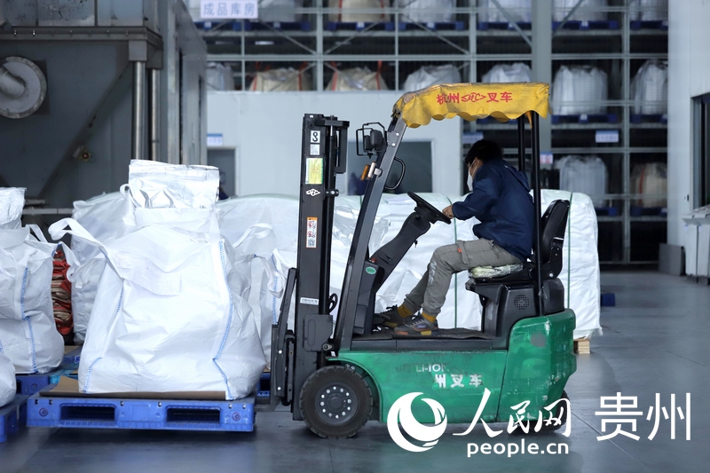 貴州安達(dá)科技新能源電池材料生產(chǎn)車間。人民網(wǎng) 顧蘭云攝
