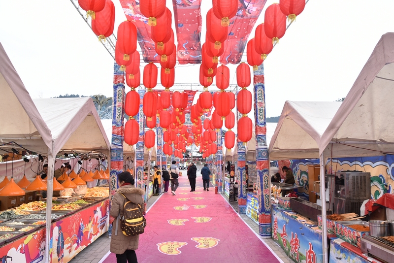 2024“錦繡黔東南·和美凱里”苗侗風情園年貨節(jié)開市。