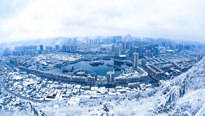 俯瞰六盤水雪景。趙樺攝