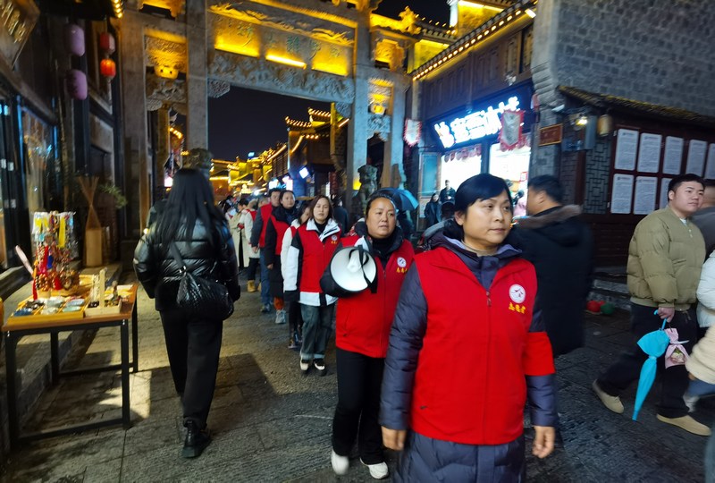 社區(qū)干部夜間巡查.jpg