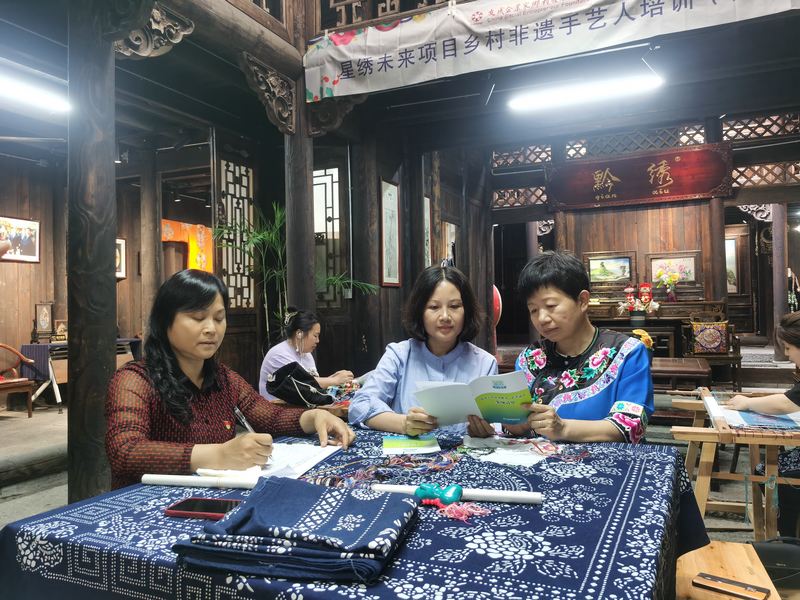 向社區(qū)居民介紹跨省通辦事項(xiàng)清單.jpg