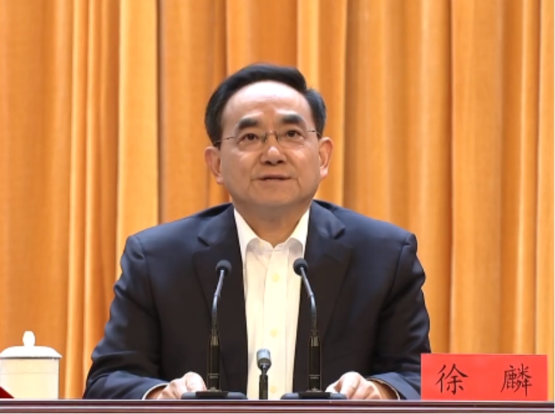 11月16日，省委書記、省人大常委會主任徐麟到貴州大學(xué)講授思想政治理論課，寄語廣大貴州青年要勇做走在時代前列的奮進者、開拓者、奉獻者，在譜寫中國式現(xiàn)代化貴州實踐新篇章中貢獻青春力量。