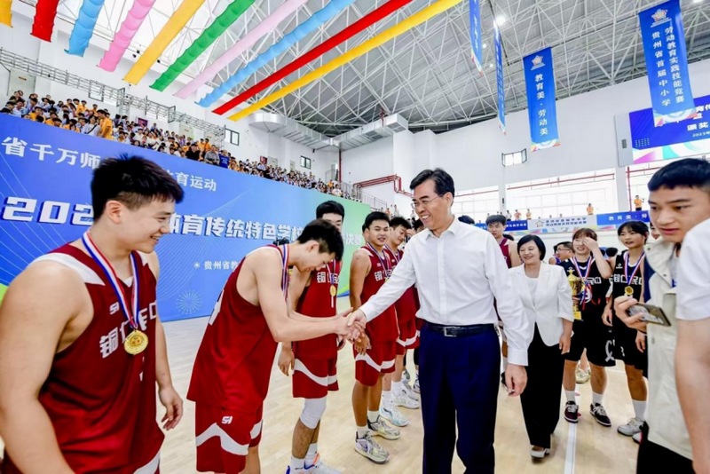 7月4日，貴州省首屆中小學(xué)勞動教育實踐技能省級競賽在貴州工業(yè)職業(yè)技術(shù)學(xué)院舉行。省委副書記、省長李炳軍現(xiàn)場巡視競賽情況，省人民政府副省長張敬平出席開幕式。
