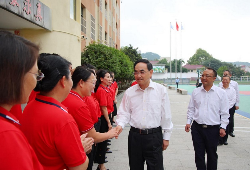9月8日，在第39個教師節(jié)即將來臨之際，省委書記、省人大常委會主任徐麟在貴陽市調(diào)研教育工作，并看望慰問教師，代表省委、省政府向全省廣大教師和教育工作者致以節(jié)日祝福和誠摯問候。他強調(diào)，要深入學(xué)習(xí)貫徹習(xí)近平總書記關(guān)于建設(shè)教育強國的重要論述，加快推進教育現(xiàn)代化，用心用情用力辦好人民滿意的教育，為中國式現(xiàn)代化的貴州實踐提供有力支撐。