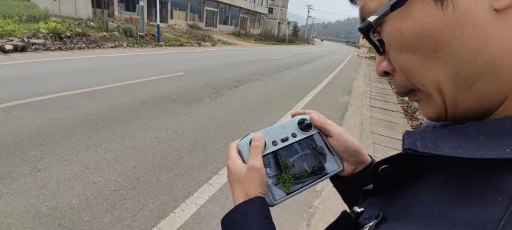 利用無人機(jī)查看。