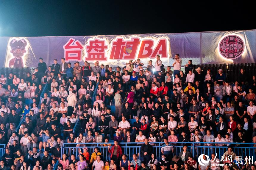 觀眾在現(xiàn)場(chǎng)觀看比賽。人民網(wǎng)記者 涂敏攝