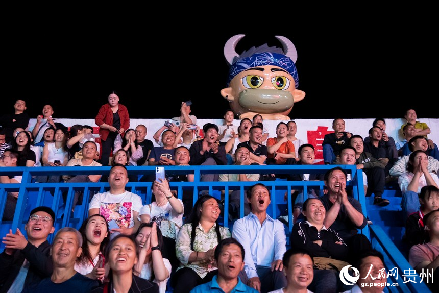 比賽現(xiàn)場(chǎng)，觀眾為參賽運(yùn)動(dòng)員加油。人民網(wǎng)記者 涂敏攝