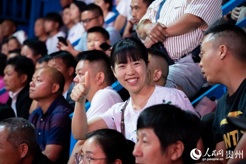 在現(xiàn)場觀看比賽的觀眾。人民網(wǎng)記者 涂敏攝