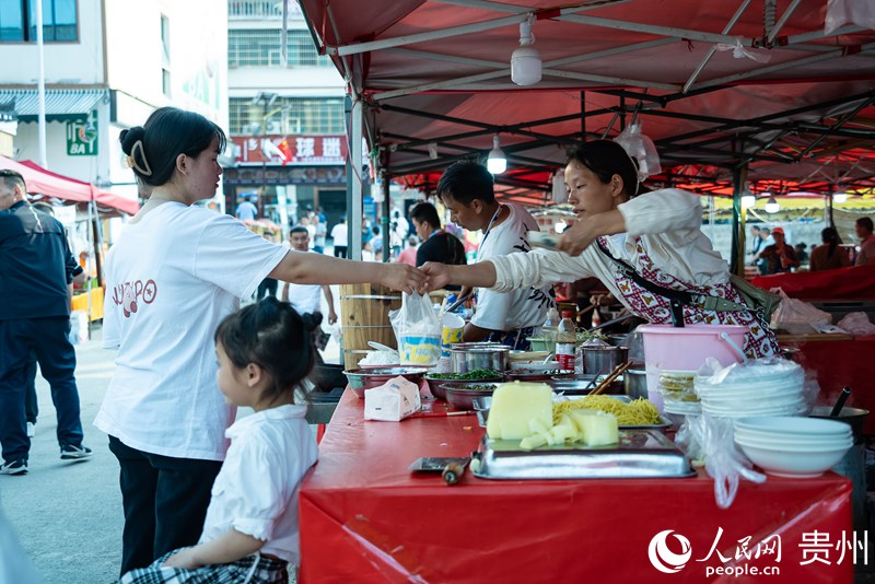 3 “村BA”籃球場(chǎng)外的美食街區(qū)。人民網(wǎng)記者 涂敏 攝