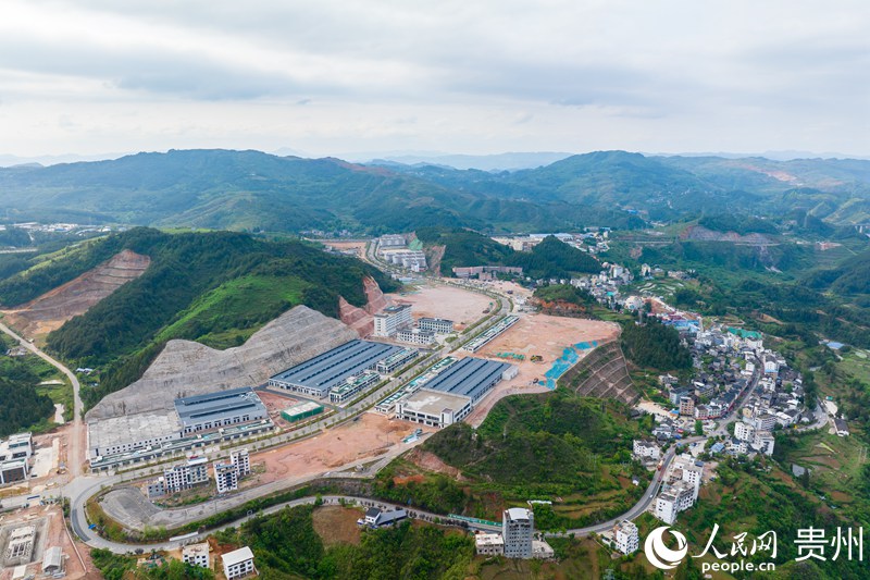 1 航拍建設(shè)中的貴州省黔東南州臺(tái)江縣臺(tái)盤(pán)村。人民網(wǎng)記者 涂敏 攝