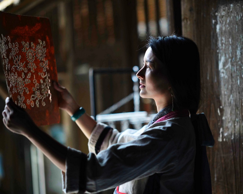 1.張婷婷制作工藝品。貴州省農(nóng)業(yè)農(nóng)村廳供圖.jpg