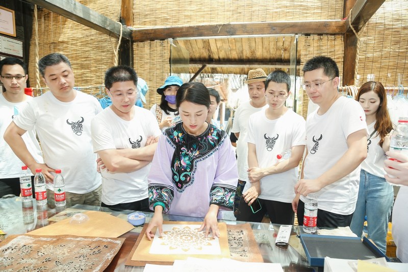 3.張婷婷為游客展示技藝。貴州省農(nóng)業(yè)農(nóng)村廳供圖.jpg