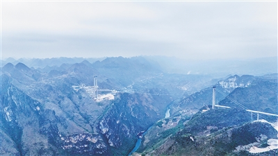 建設(shè)中的花江峽谷大橋。