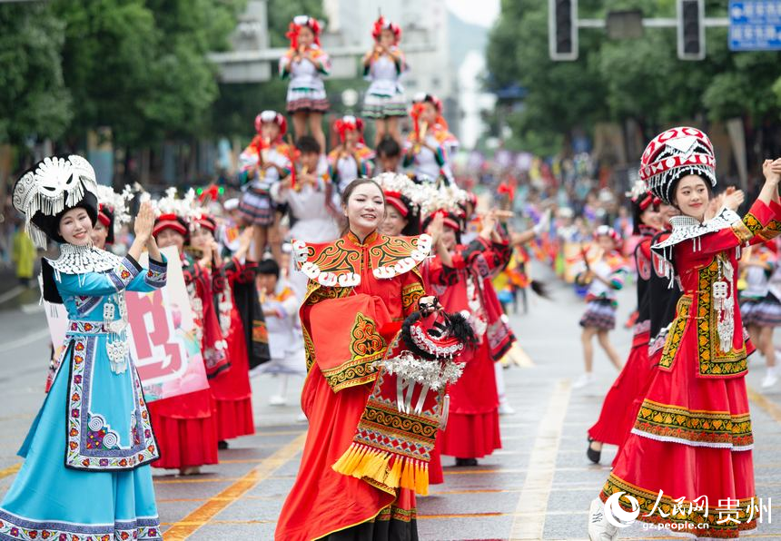畢節(jié)方陣為現(xiàn)場觀眾帶來民俗表演。人民網(wǎng)記者 高華攝