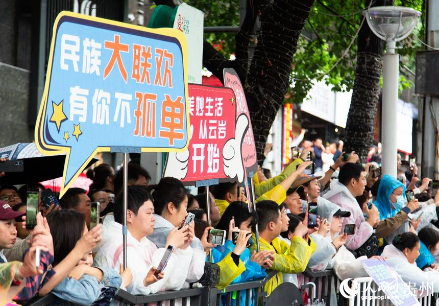 市民站在街道兩旁歡迎巡游隊(duì)伍。人民網(wǎng)記者 高華攝