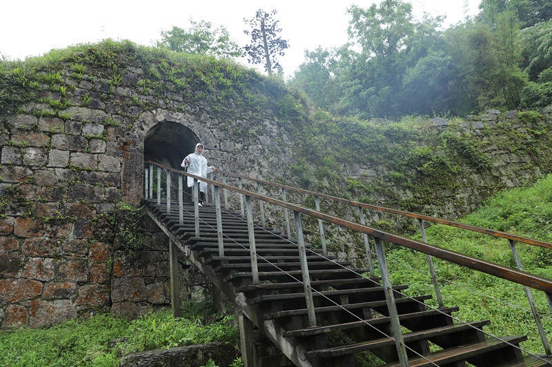 圖為守屯人在海龍屯遺址鐵柱關(guān)巡查。顧蘭云攝