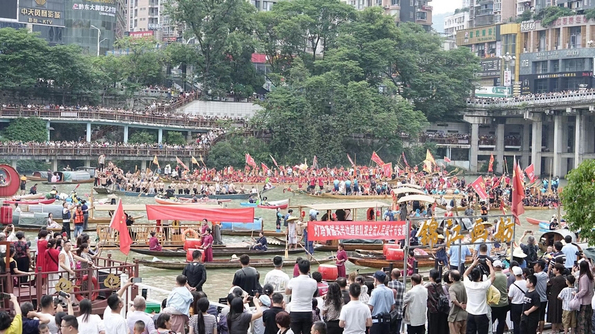 “龍舟游江”活動現(xiàn)場。申逸愷、李銘亨攝