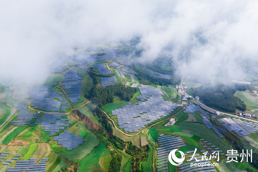 航拍貴州省威寧縣仙水窩農業(yè)光伏電站。人民網記者 涂敏攝