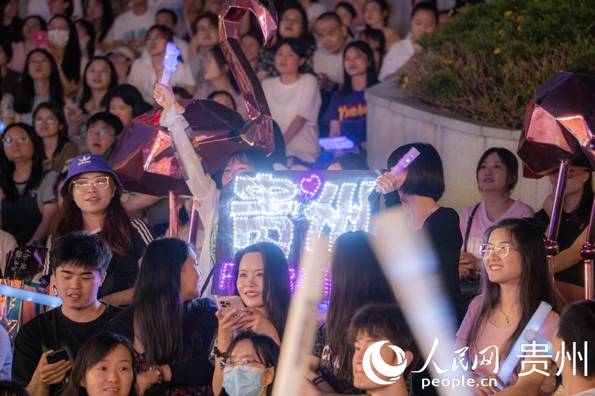 觀眾在現(xiàn)場高舉燈牌。人民網(wǎng) 陽茜攝