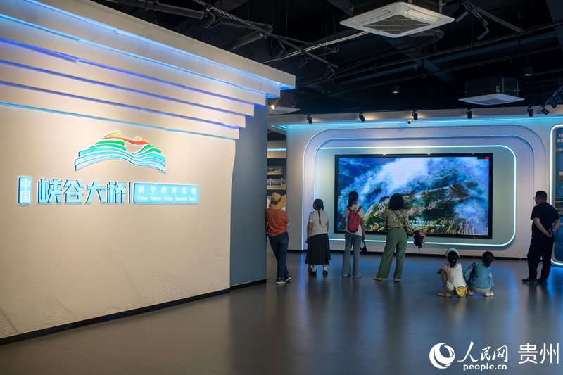 在貴州省壩陵河橋梁博物館，不少游客帶著孩子前來研學(xué)、觀光，實(shí)地體驗(yàn)中國的橋梁建設(shè)歷史和精神文化。人民網(wǎng)記者 翁奇羽攝