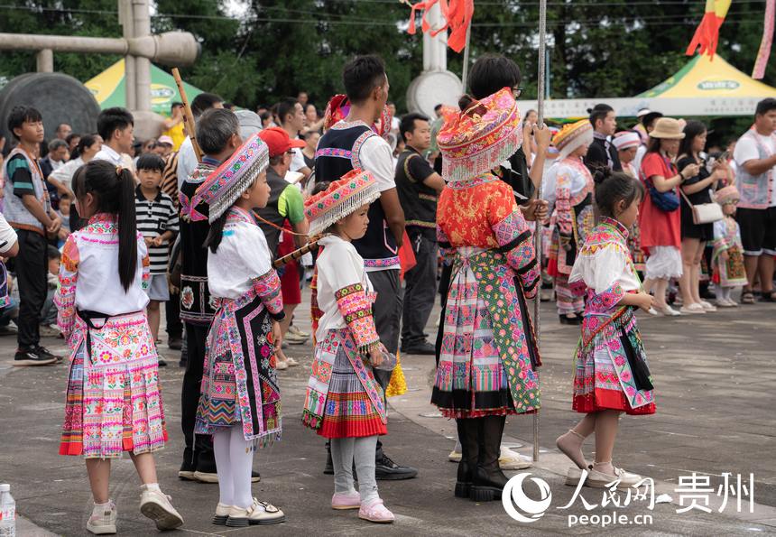 苗族同胞身著盛裝參加活動。人民網(wǎng) 陽茜攝