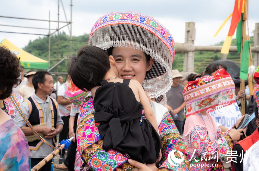 苗族同胞身著盛裝參加活動。人民網(wǎng) 陽茜攝