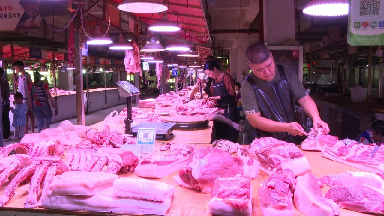 每個(gè)肉攤前都有貴州省畜禽屠宰溯源查詢碼。
