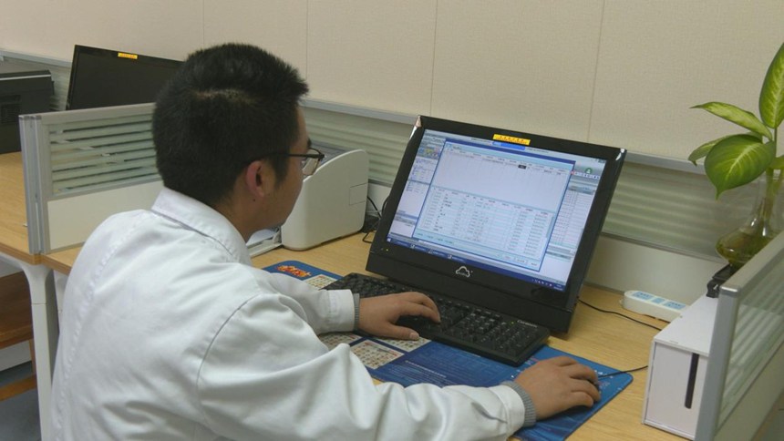 銅仁市人民醫(yī)院醫(yī)生正在查看互認(rèn)影像。