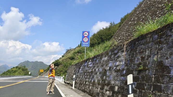 圖為公路邊坡技術(shù)狀況評(píng)定現(xiàn)場。施俊攝