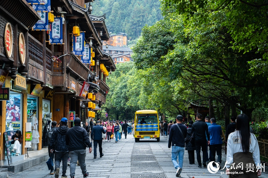 西江千戶苗寨內(nèi)游人如織。人民網(wǎng) 陽(yáng)茜攝