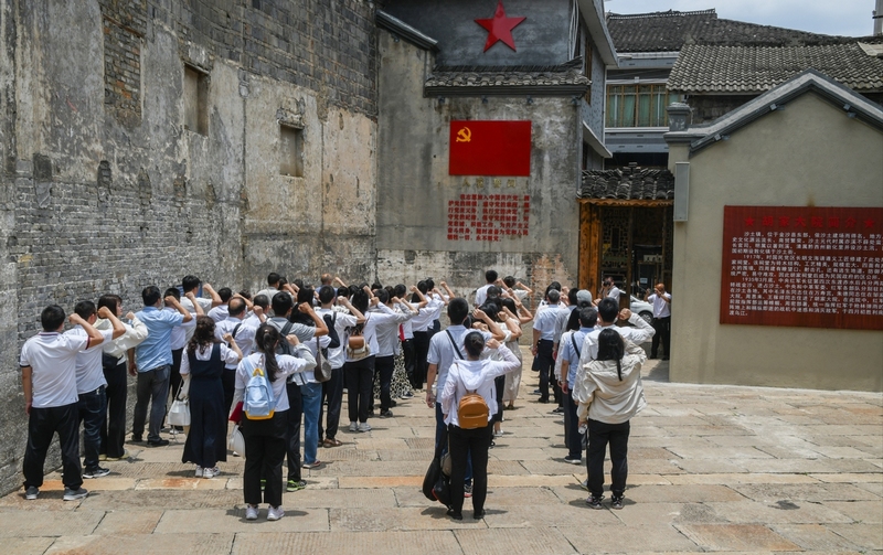 干部到胡家大院參觀學(xué)習(xí)