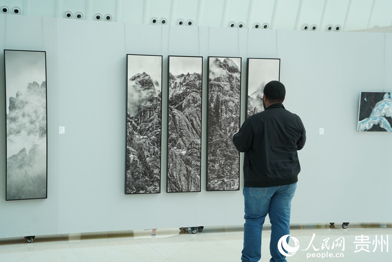 外媒記者打卡畫展。人民網(wǎng) 陽茜 攝