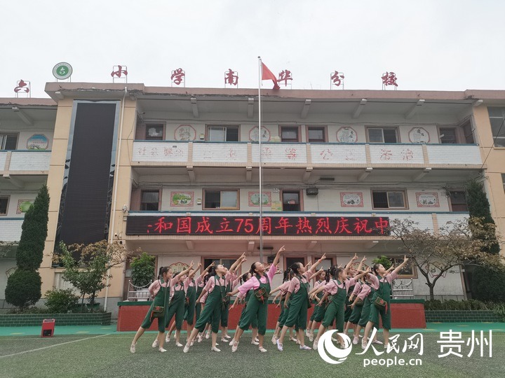 學生正在課間加緊排練歌舞表演《讀書郎》。人民網(wǎng) 黃小桃攝