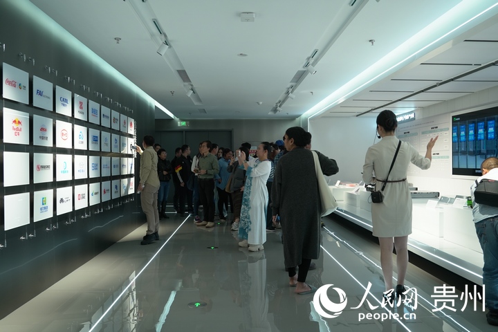 展示廳內修建了一面墻專門展示入駐新區(qū)的企業(yè)。人民網 陽茜攝